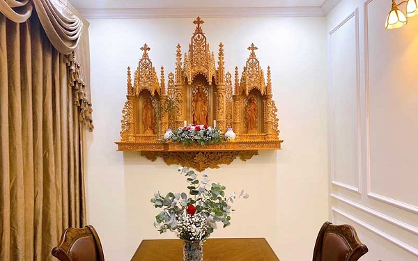 Mẫu thiết kế bàn thờ Chúa phòng khách với chất liệu gỗ