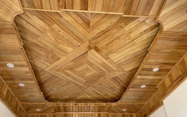 Trần nhà làm bằng gỗ mang đến sự sang trọng, đẳng cấp