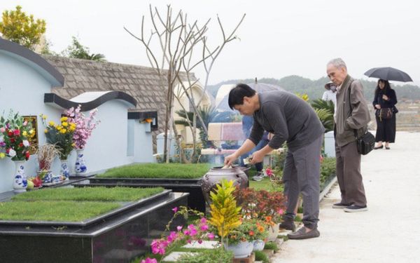 Con cháu thắp hương tạ mộ tổ tiên dịp cuối năm