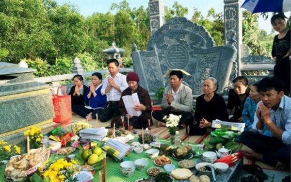 Nghi lễ tạ mộ cuối năm của gia đình Việt tại nghĩa trang