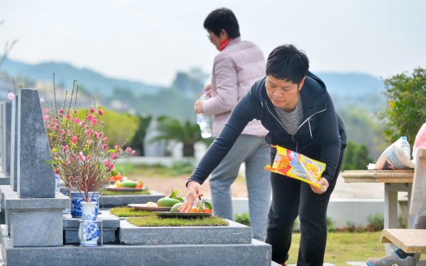 Cảnh dọn dẹp, sửa sang phần mộ trước lễ tạ mộ