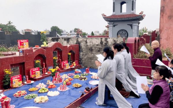 Mâm lễ cúng tạ mộ đầy đủ hương hoa, lễ vật trang nghiêm