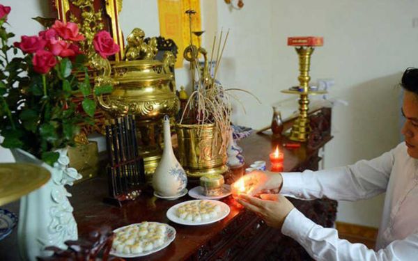 Thắp hương dâng bánh trôi bánh chay cúng Tết Hàn Thực